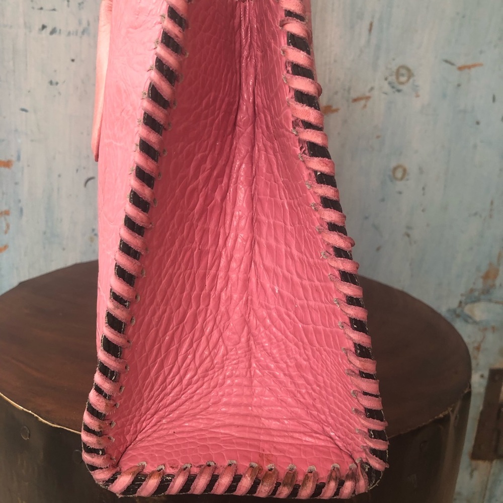 Juan Antonio hand-tooled and designed pink leather bag with everything you need! - Picture 5 of 16